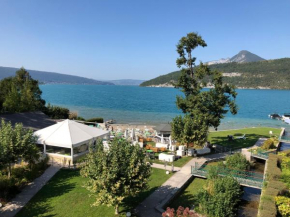 Logement atypique avec vue unique panoramique sur le lac d’Annecy, dans une résidence avec plage et ponton privée sur la commune de Duingt (Rive gauche du lac).